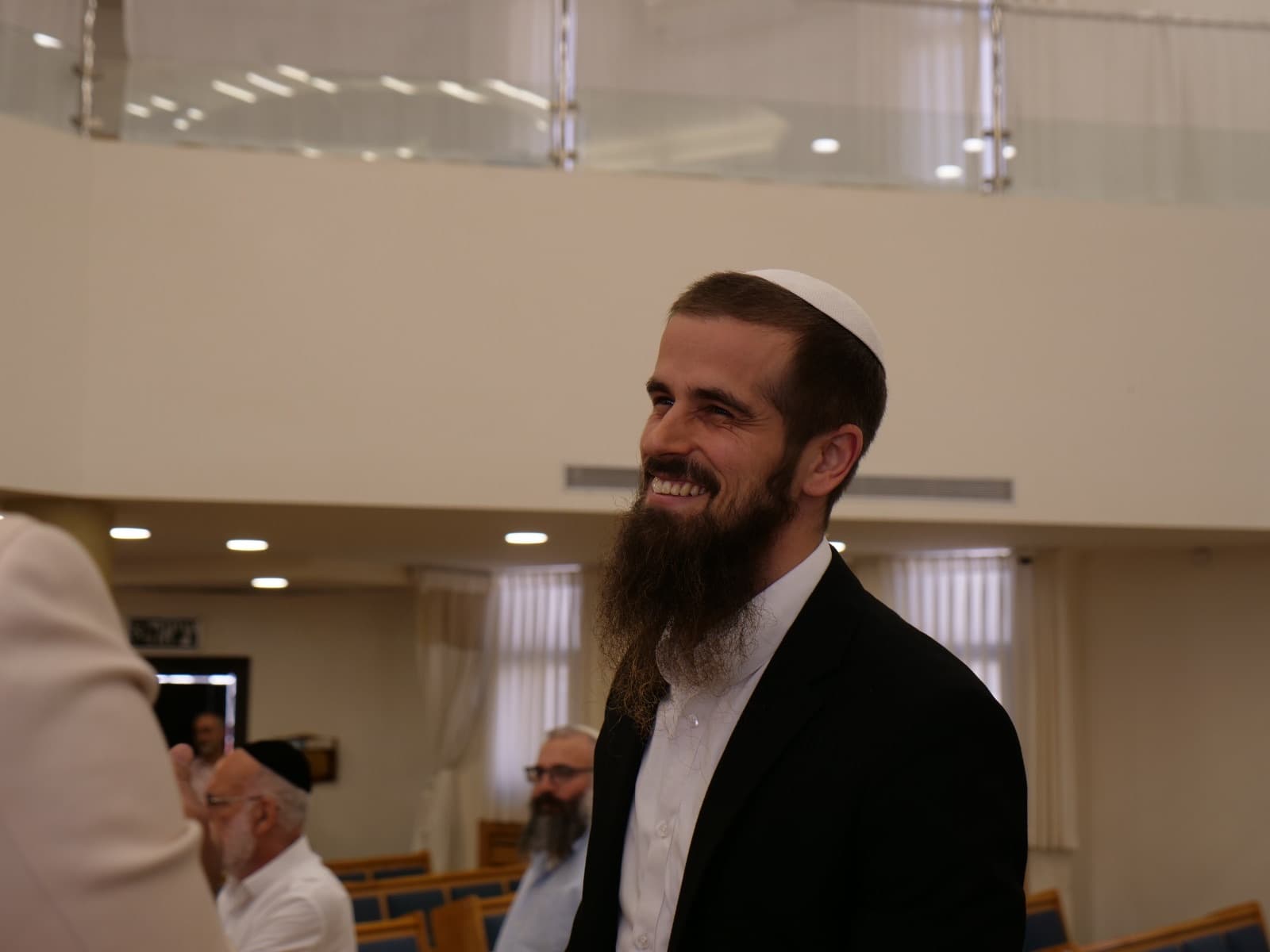 הרב יצחק ממן מחייך במהלך ברית
