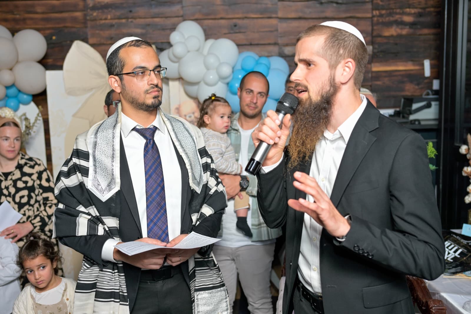 הרב יצחק ממן מוביל את טקס הברית