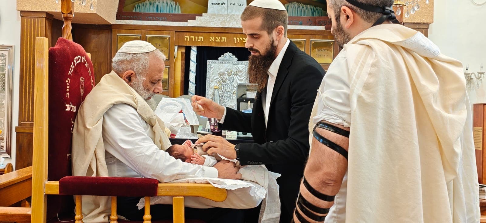הרב יצחק ממן בזמן הטיפול בתינוק