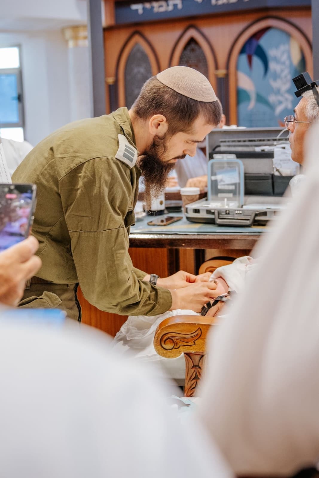 הרב יצחק ממן עורך ברית במהלך שירות מילואים