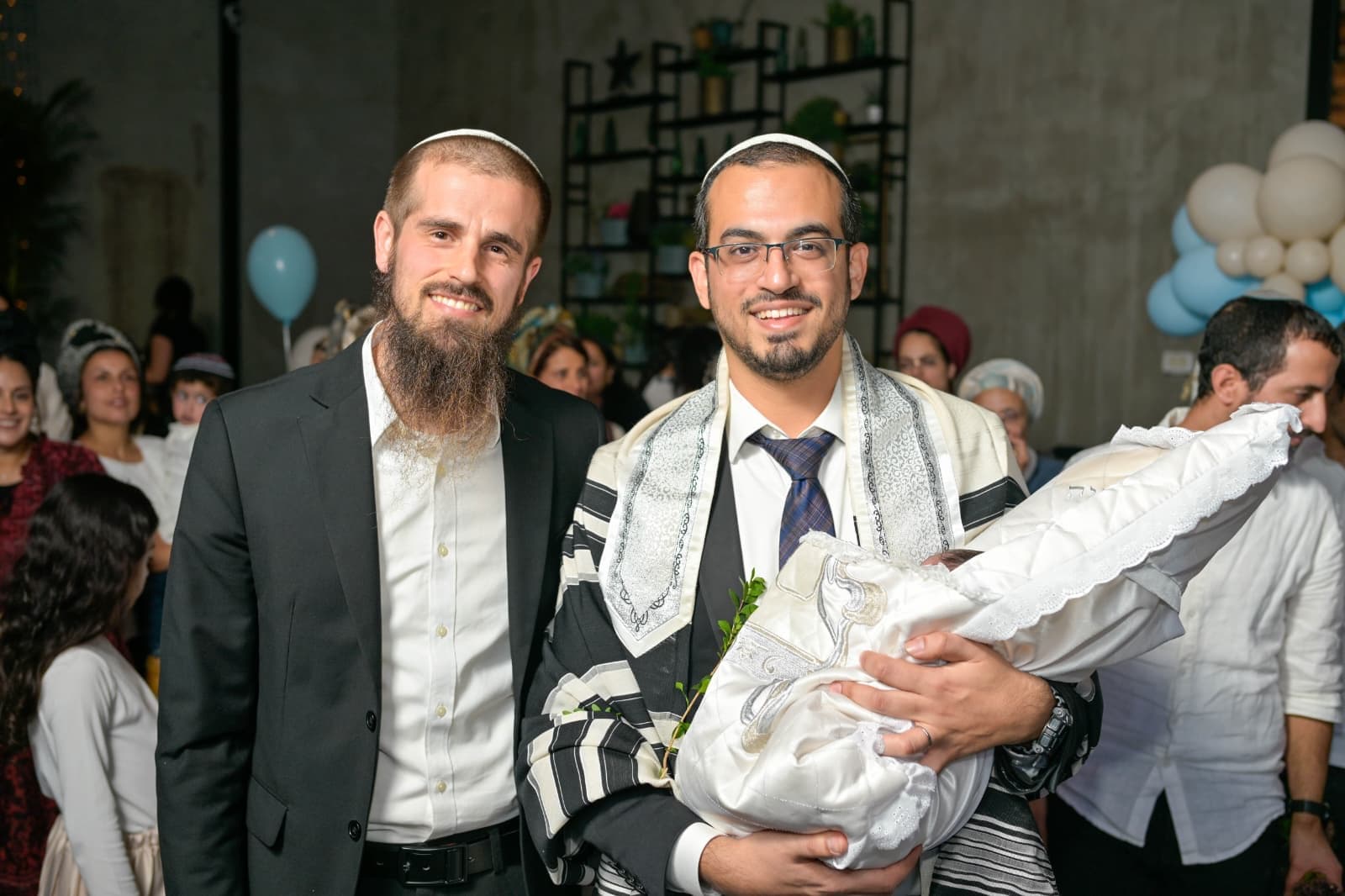 הרב יצחק ממן עם אב ותינוק לאחר הברית