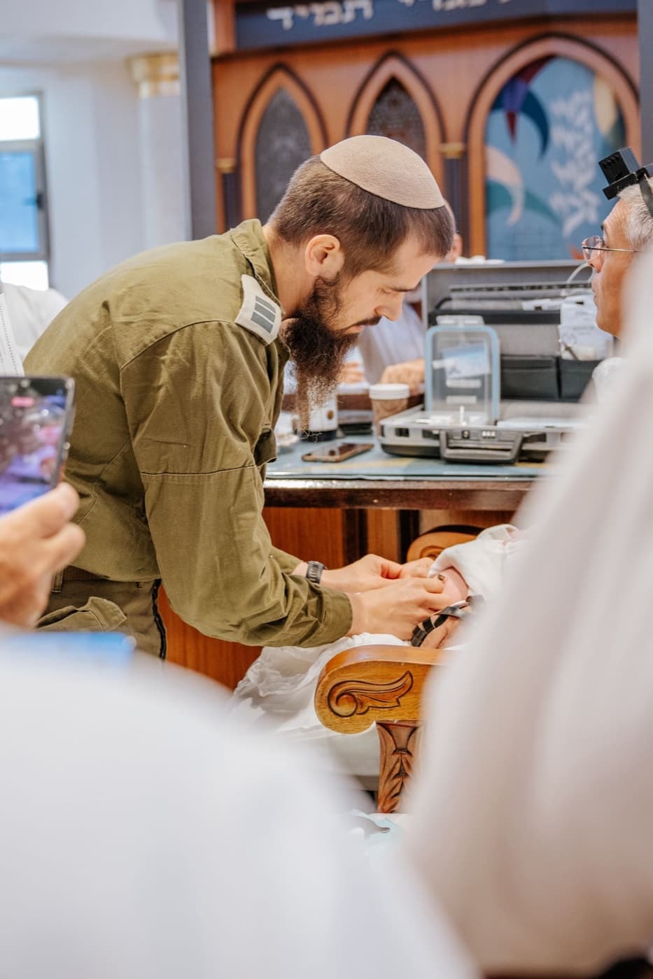 הרב יצחק ממן עורך ברית מילה במהלך שירות מילואים