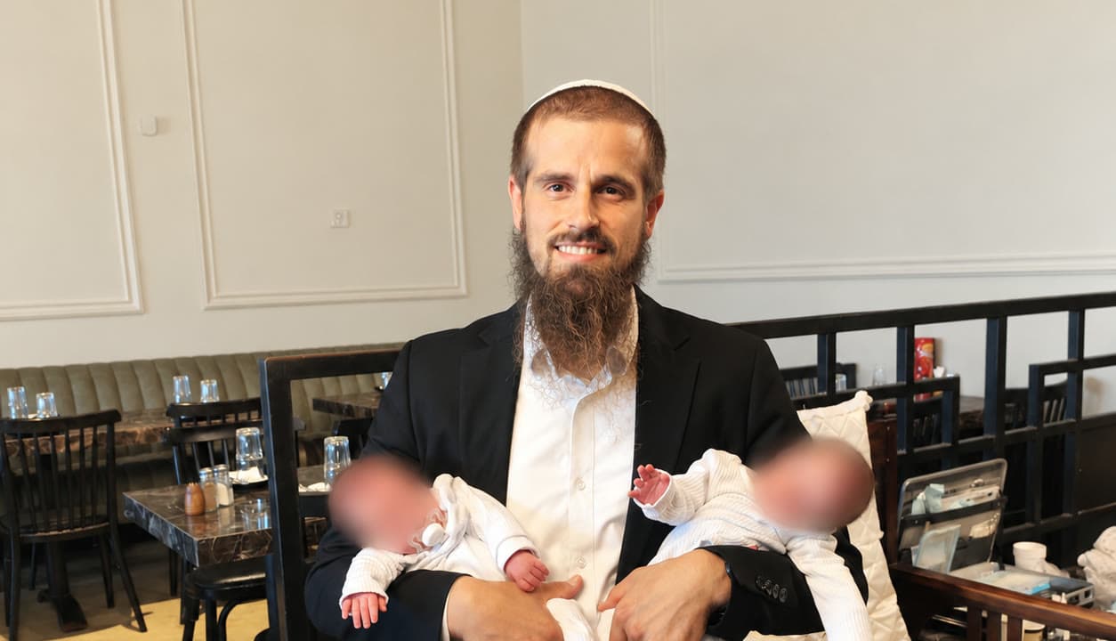 הרב יצחק ממן מחזיק תאומים לאחר ברית מילה