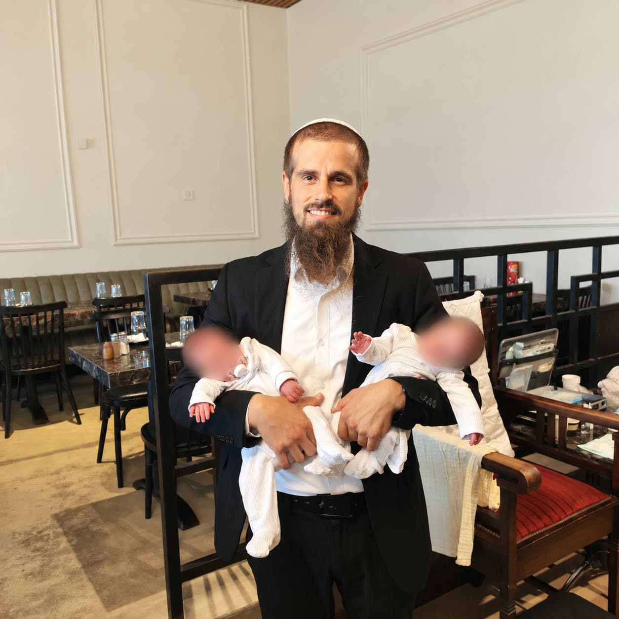 הרב יצחק ממן מחזיק תאומים לאחר ברית מילה