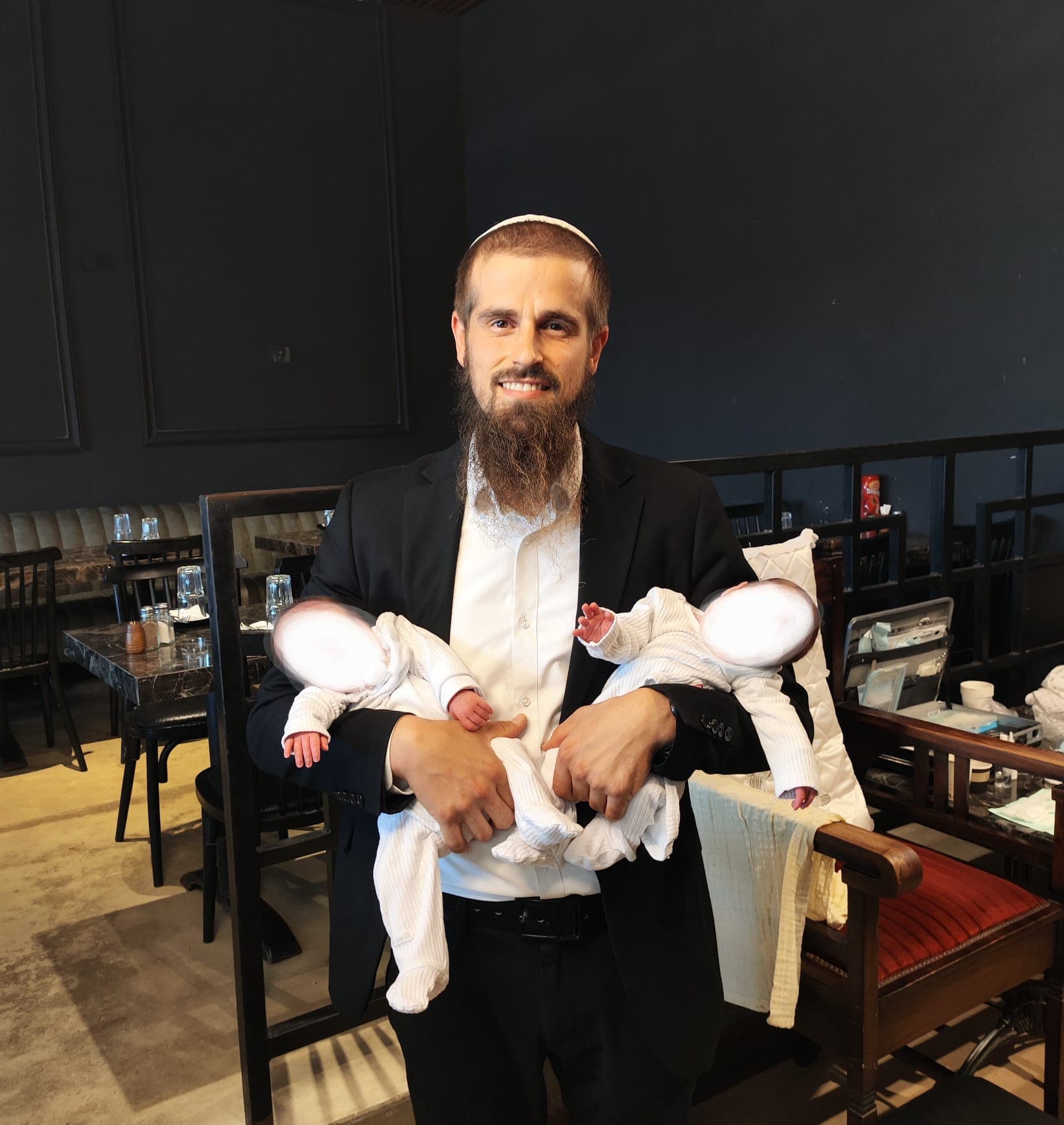 הרב יצחק ממן מחזיק תאומים לאחר ברית מילה
