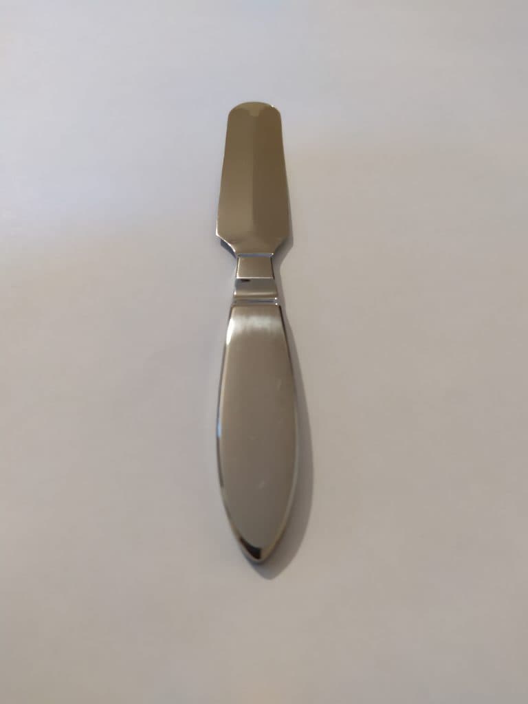 סכין מילה בעלת להב דו־צדדי וידית מתכת