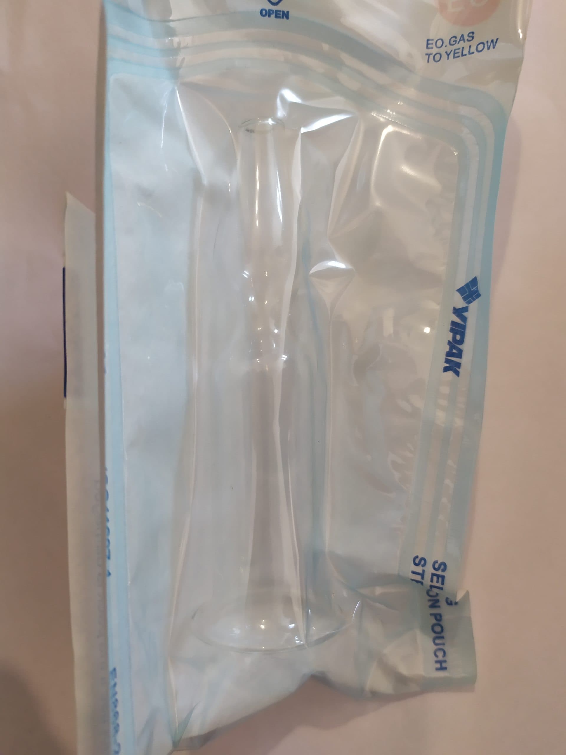 שפופרת זכוכית בתוך אריזת עיקור סגורה
