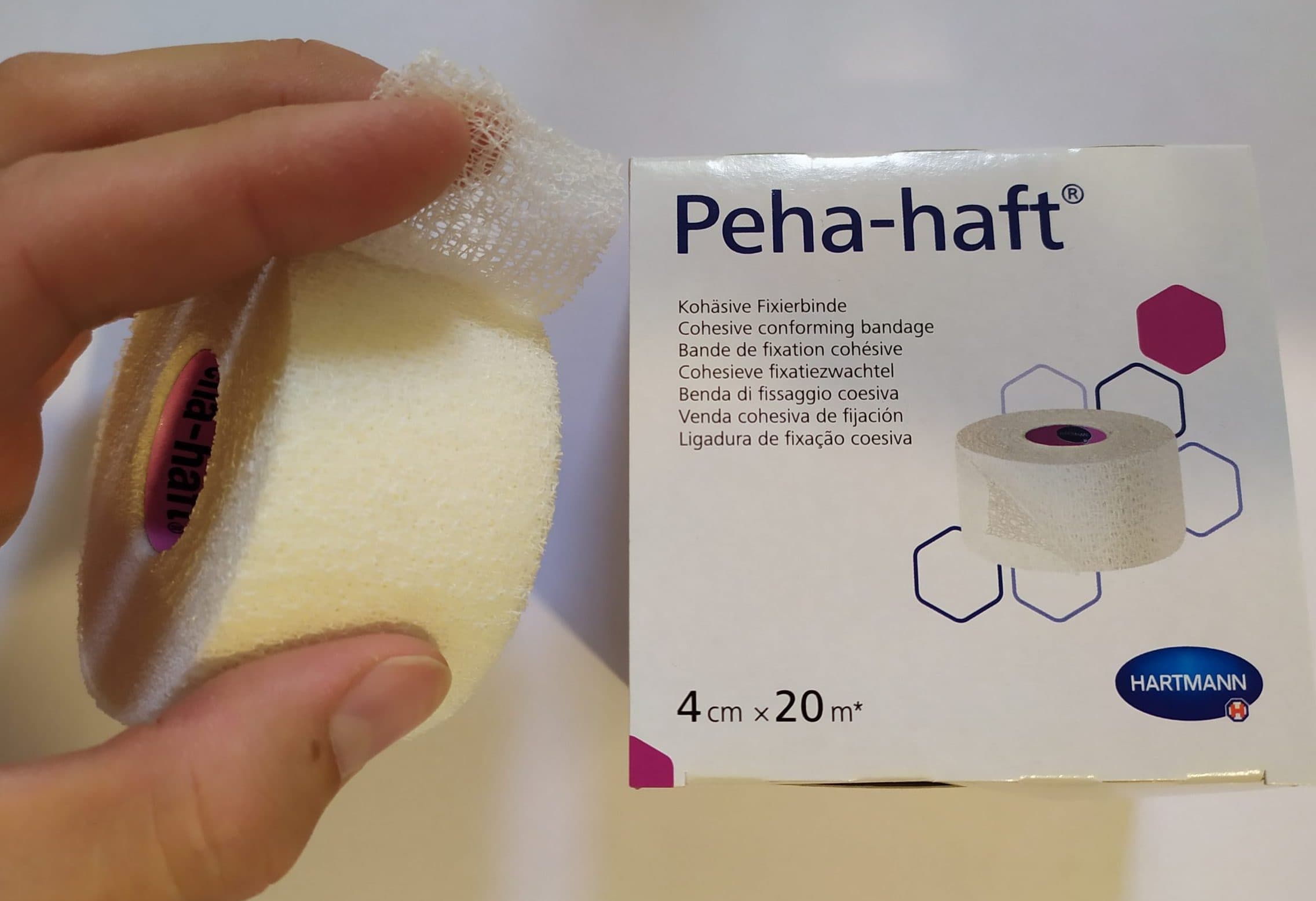 גליל תחבושת Peha-Haft לצד האריזה